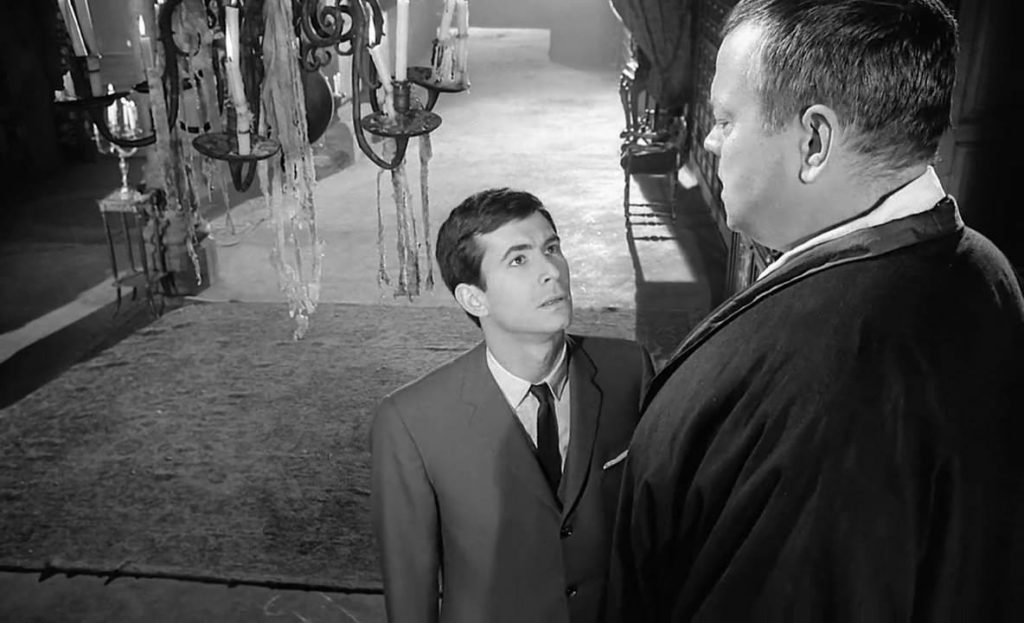 Anthony Perkins como Josef K. e Orson Welles como o sentinela, 1962